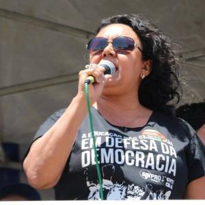 Eliceuda França, diretora, em Assembleia na Praça do Buriti.